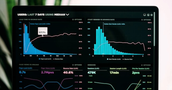 Imagen en la que se muestra la pantalla de un ordenador portatil en una interfaz en la que se aprecia el análisis de diferentes registros de datos.