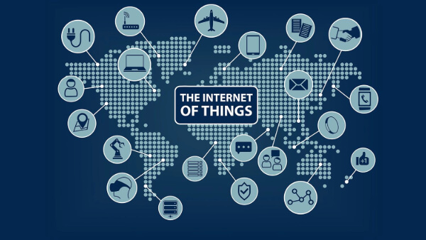 Una ilustración que muestra un mapa mundial con íconos representando diferentes dispositivos y tecnologías conectadas. En el centro, se destaca el texto 'THE INTERNET OF THINGS'. Alrededor, hay íconos que simbolizan diversas aplicaciones del Internet de las Cosas, como electrodomésticos, transporte, comunicación y seguridad. El fondo es de color azul oscuro, lo que resalta los elementos en tonos claros.