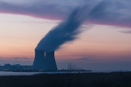 Imagen en la que se muestra la planta de una central nuclear en producción.