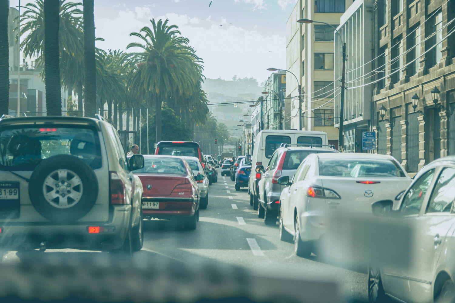 Imagen en la que aparece una calle congestionada de coches que podría verse beneficiada con el uso de Machine Learning.